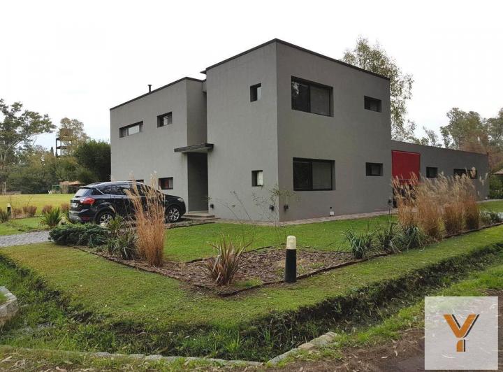 Casa · 227m² · 5 Ambientes · 3 Cocheras