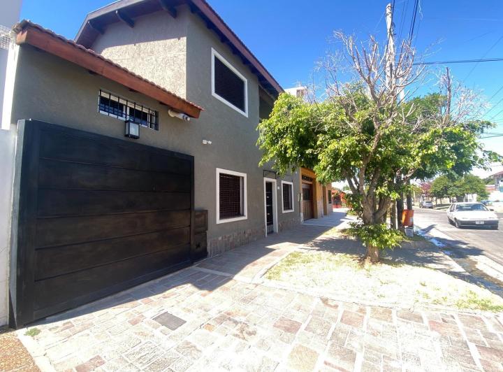 Casa · 200m² · 4 Ambientes · 4 Cocheras