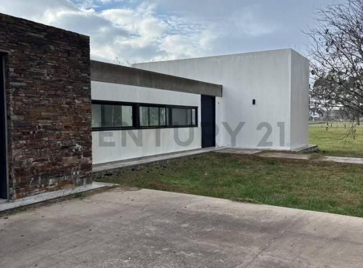 Casa · 253m² · 4 Ambientes · 1 Cochera