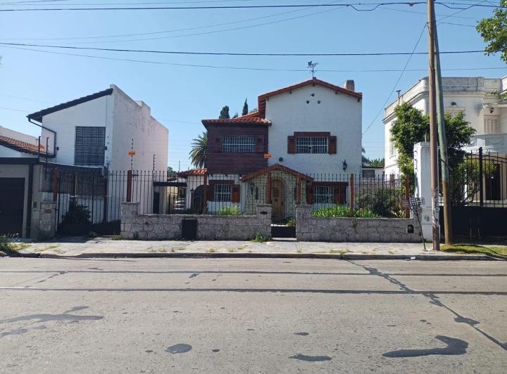 Casa · 120m² · 4 Ambientes · 3 Cocheras