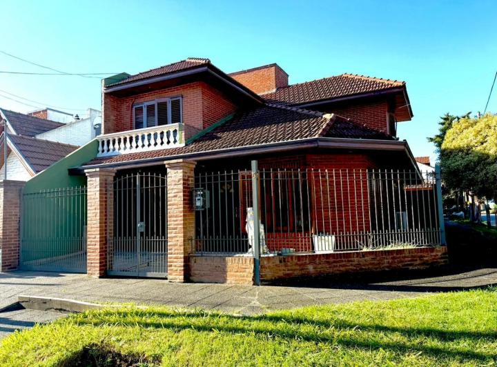 Casa · 180m² · 4 Ambientes · 2 Cocheras
