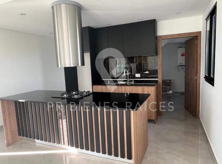 Casa · 240m² · 4 Ambientes · 2 Cocheras