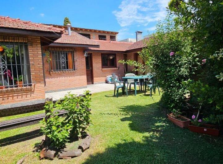 Casa · 220m² · 4 Ambientes · 2 Cocheras