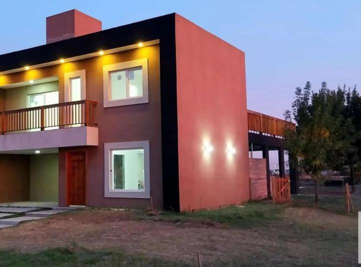 Casa · 233m² · 5 Ambientes · 2 Cocheras
