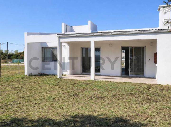 Casa · 80m² · 3 Ambientes · 6 Cocheras