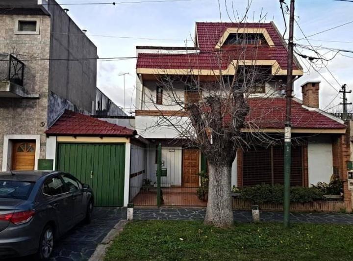 Casa · 200m² · 3 Ambientes · 2 Cocheras