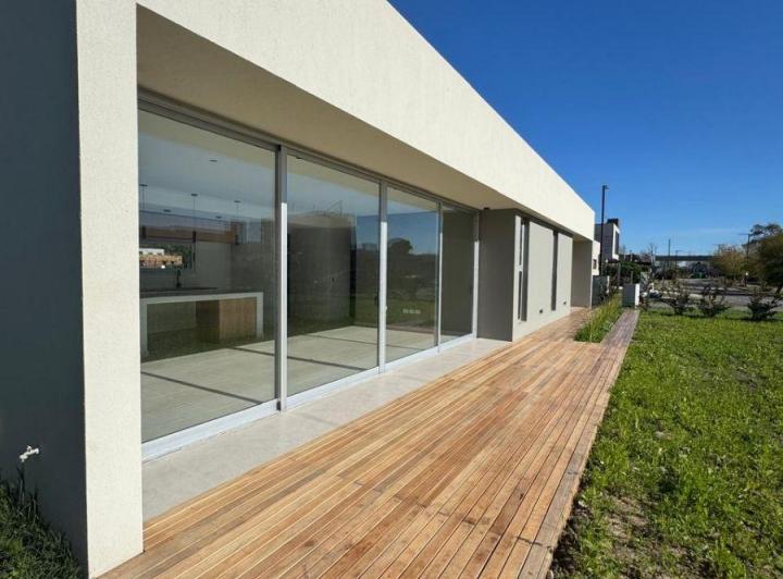 Casa · 115m² · 5 Ambientes · 2 Cocheras