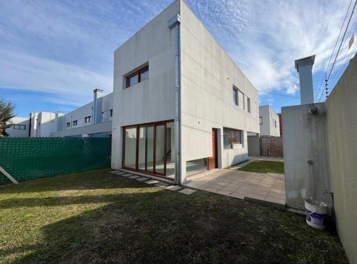 Casa · 107m² · 4 Ambientes · 2 Cocheras