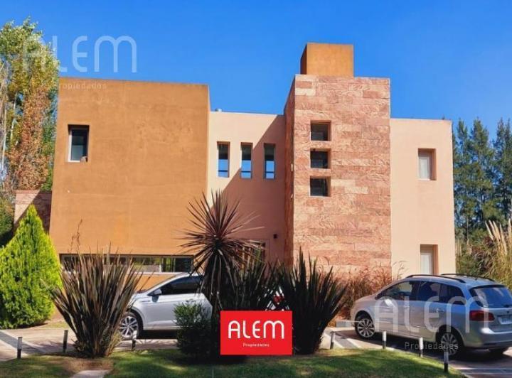 Casa · 200m² · 4 Ambientes · 2 Cocheras