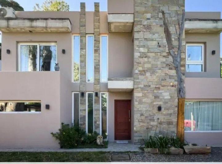 Casa · 240m² · 4 Ambientes · 3 Cocheras
