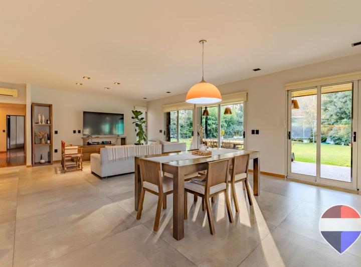 Casa · 210m² · 6 Ambientes · 2 Cocheras