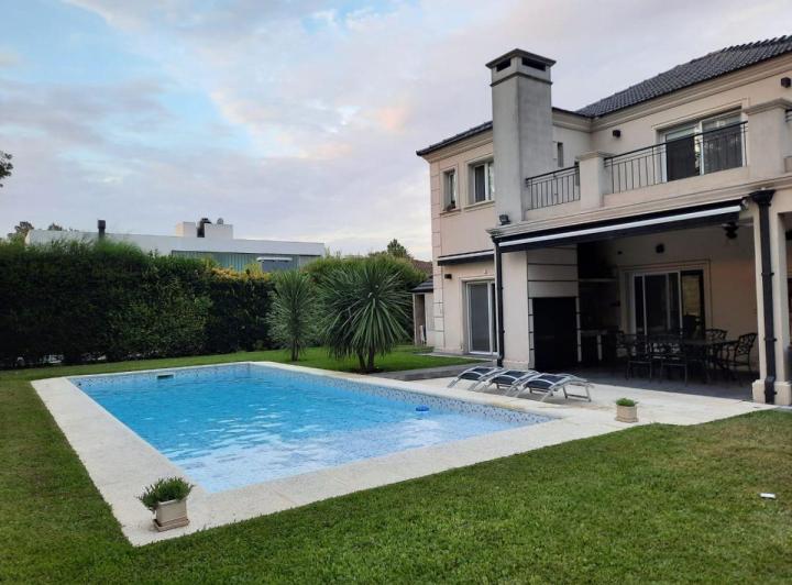 Casa · 205m² · 6 Ambientes · 2 Cocheras
