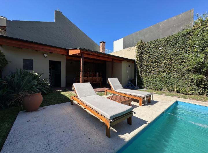 Casa · 200m² · 5 Ambientes · 2 Cocheras