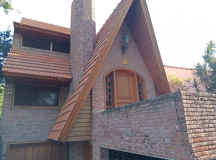 Casa · 297m² · 6 Ambientes · 4 Cocheras