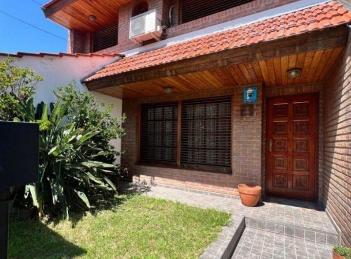 Casa · 240m² · 4 Ambientes · 2 Cocheras