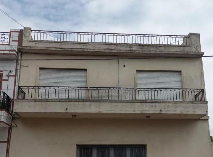 Casa · 240m² · 4 Ambientes · 6 Cocheras