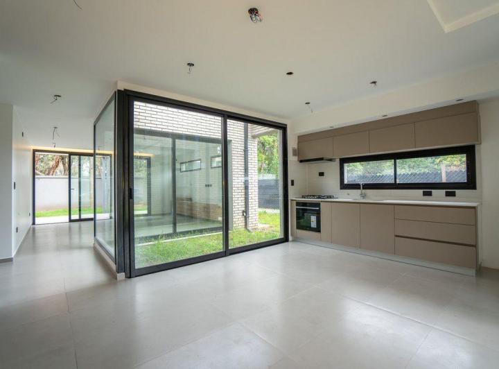 Casa · 125m² · 5 Ambientes · 4 Cocheras
