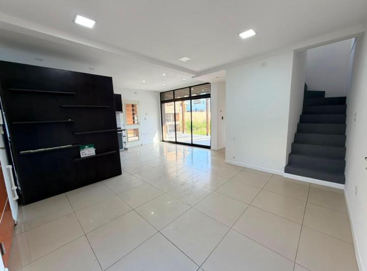 Casa · 100m² · 4 Ambientes · 2 Cocheras