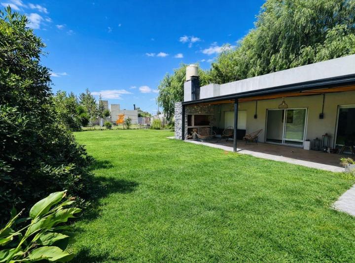 Casa · 113m² · 4 Ambientes · 6 Cocheras