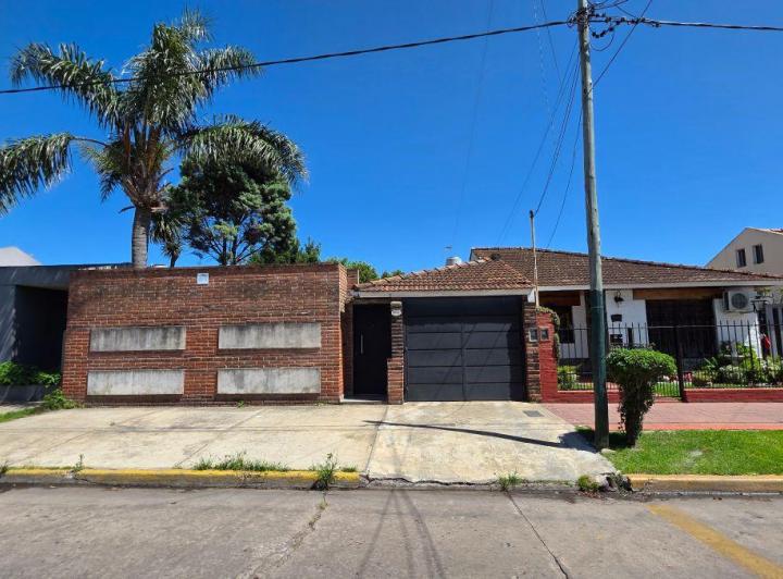 Casa · 140m² · 3 Ambientes · 2 Cocheras