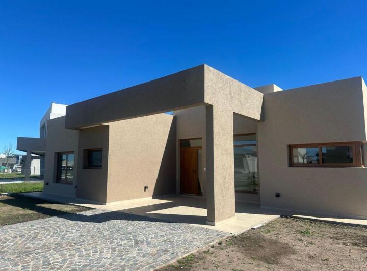 Casa · 180m² · 4 Ambientes · 2 Cocheras