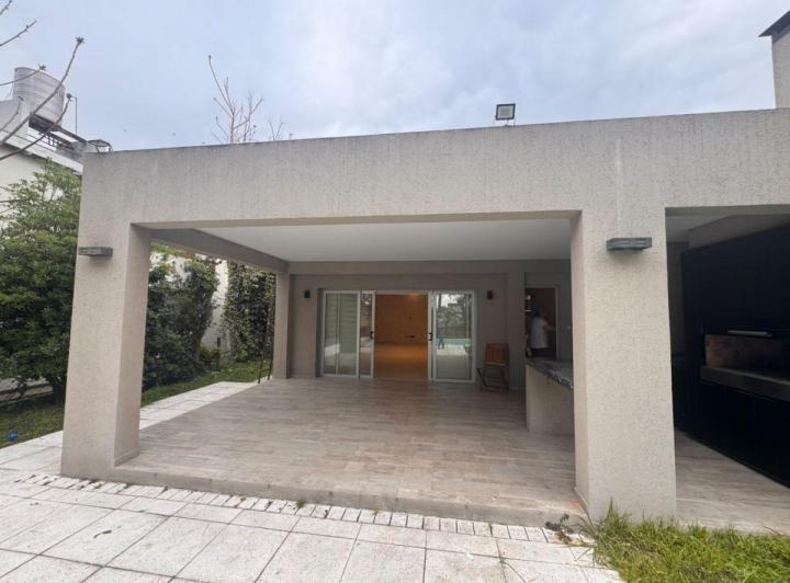 Casa · 220m² · 4 Ambientes · 2 Cocheras