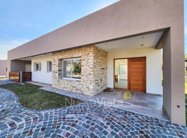 Casa · 260m² · 6 Ambientes · 2 Cocheras