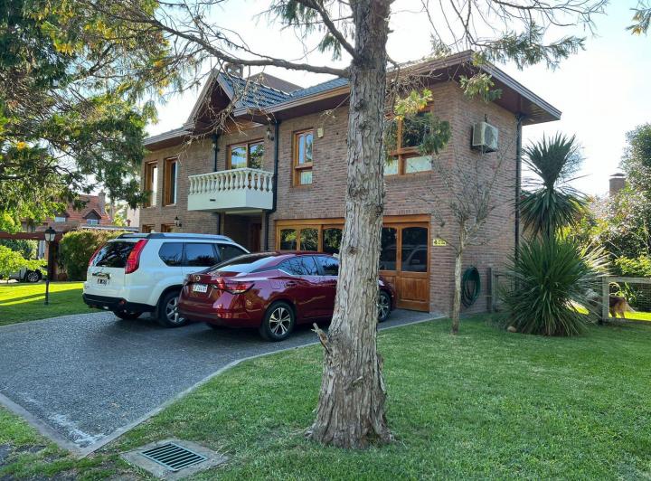 Casa · 270m² · 7 Ambientes · 3 Cocheras
