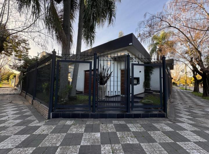 Casa · 240m² · 3 Ambientes · 2 Cocheras