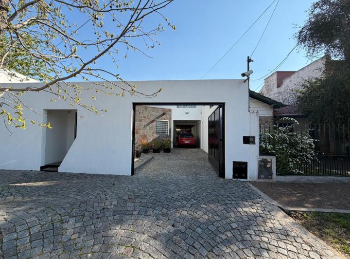 Casa · 300m² · 5 Ambientes · 2 Cocheras