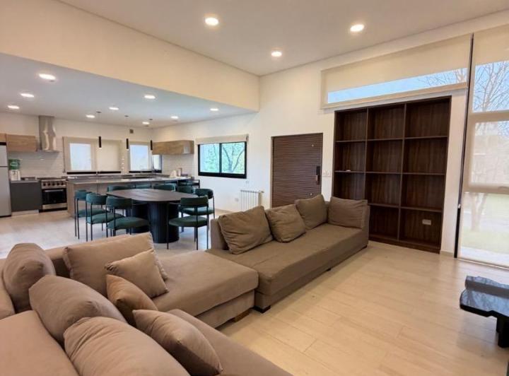 Casa · 179m² · 4 Ambientes · 4 Cocheras