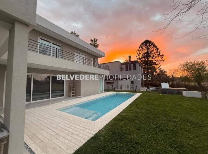 Casa · 340m² · 5 Ambientes · 2 Cocheras