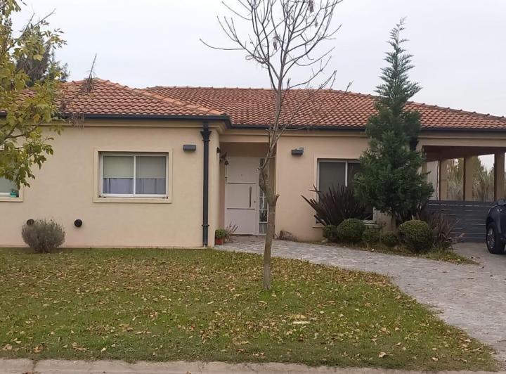 Casa · 130m² · 4 Ambientes · 3 Cocheras