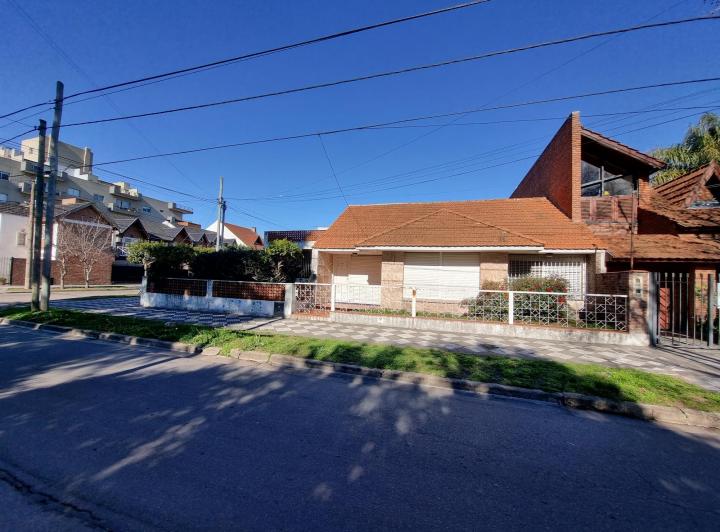Casa · 370m² · 8 Ambientes · 2 Cocheras