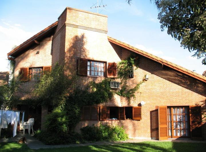 Casa · 450m² · 5 Ambientes · 2 Cocheras