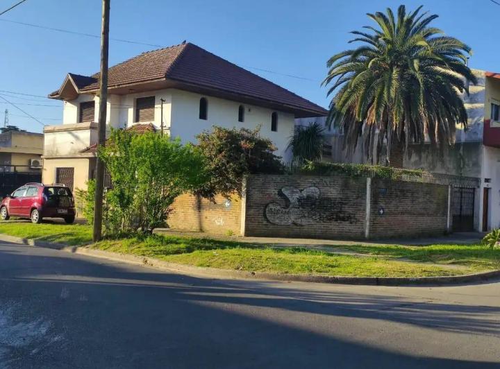 Casa · 220m² · 5 Ambientes · 2 Cocheras