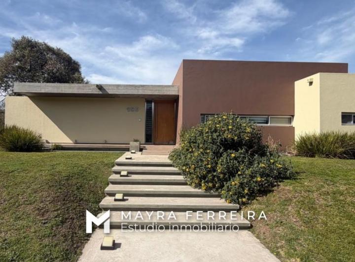 Casa · 274m² · 3 Ambientes · 2 Cocheras