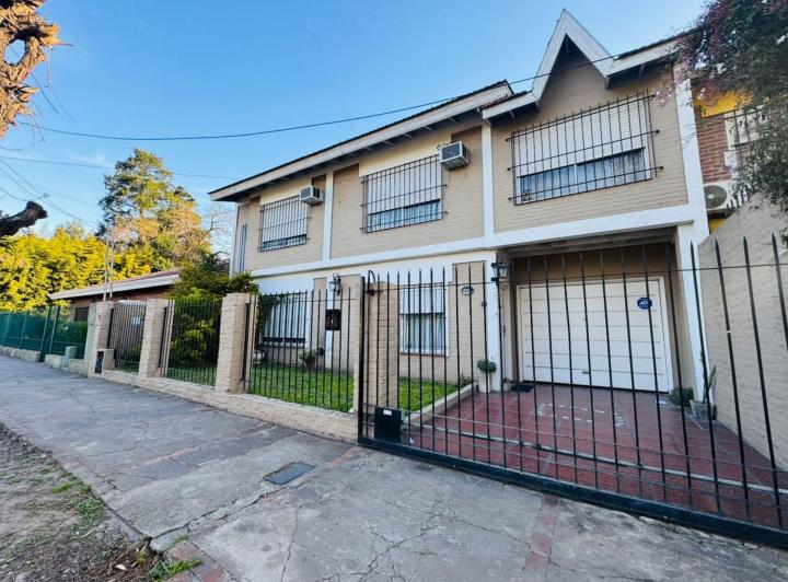 Casa · 114m² · 5 Ambientes · 2 Cocheras