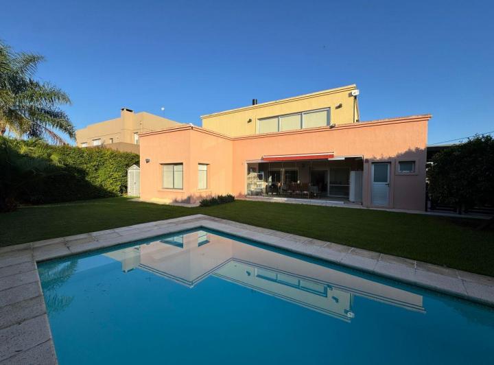 Casa · 250m² · 4 Ambientes · 2 Cocheras