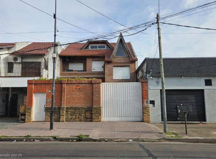 Casa · 312m² · 6 Ambientes · 3 Cocheras