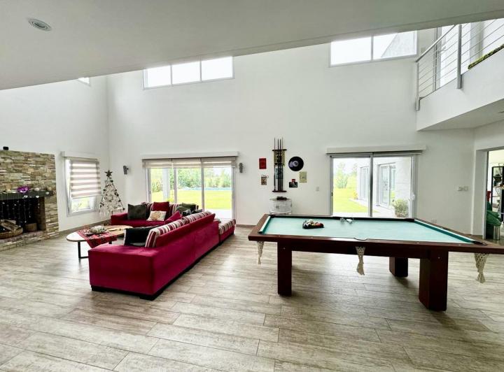 Casa · 300m² · 5 Ambientes · 2 Cocheras
