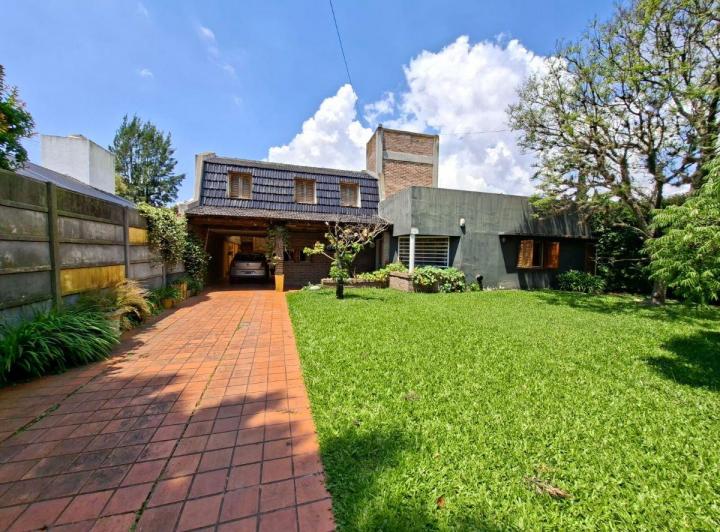 Casa · 200m² · 5 Ambientes · 3 Cocheras