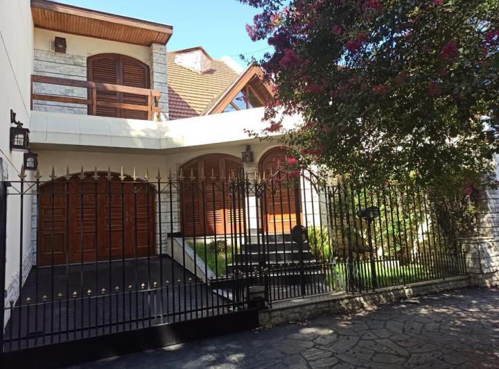 Casa · 440m² · 6 Ambientes · 3 Cocheras