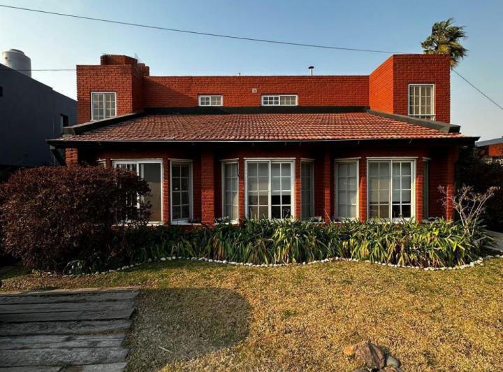Casa · 190m² · 5 Ambientes · 2 Cocheras