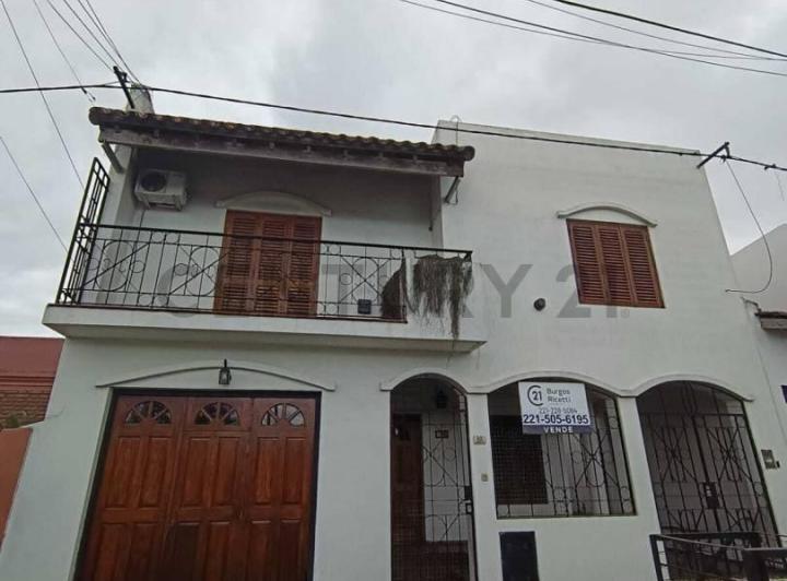 Casa · 243m² · 6 Ambientes · 1 Cochera