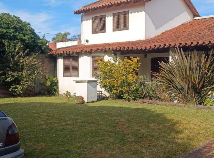Casa · 210m² · 4 Dormitorios · 1 Cochera