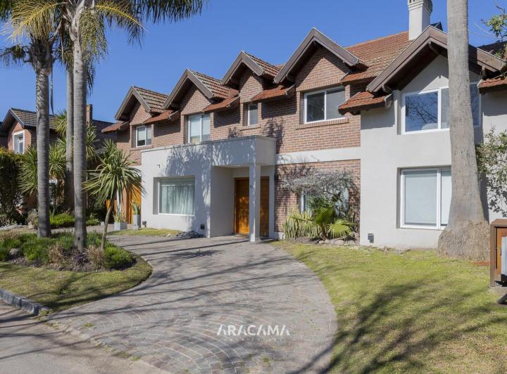 Casa · 320m² · 7 Ambientes · 2 Cocheras