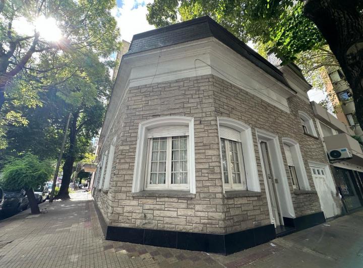 Casa · 255m² · 10 Ambientes · 1 Cochera
