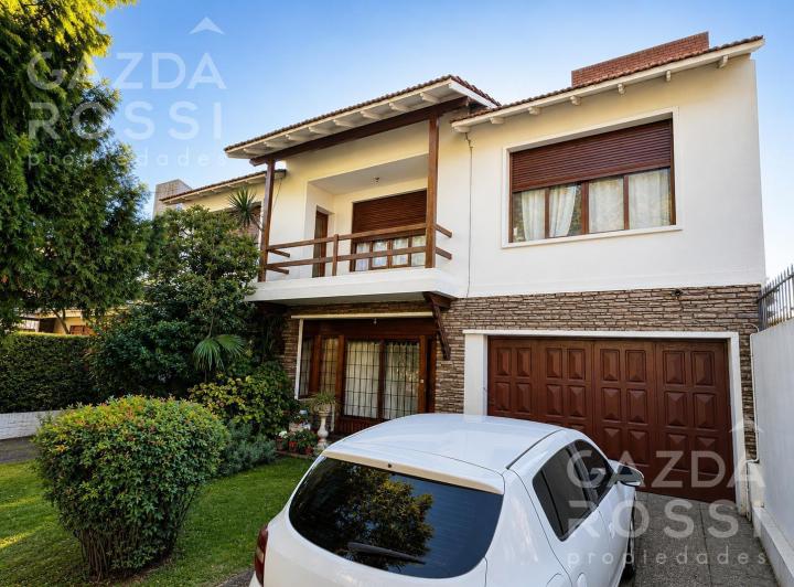 Casa · 295m² · 9 Ambientes · 2 Cocheras