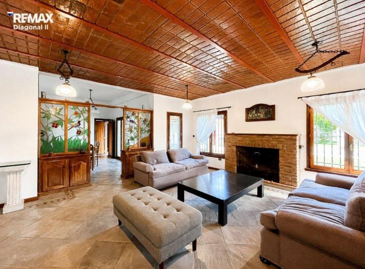 Casa · 450m² · 5 Ambientes · 2 Cocheras